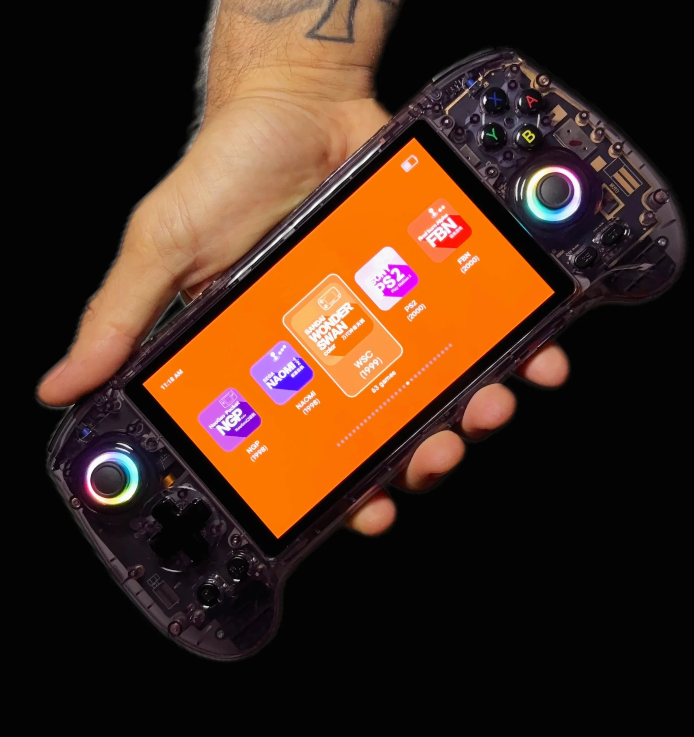 Consola portátil retro Anbernic RG557 mostrando el menú Android en pantalla