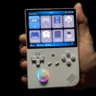 Consola Anbernic RG40XXV vista frontal con pantalla encendida