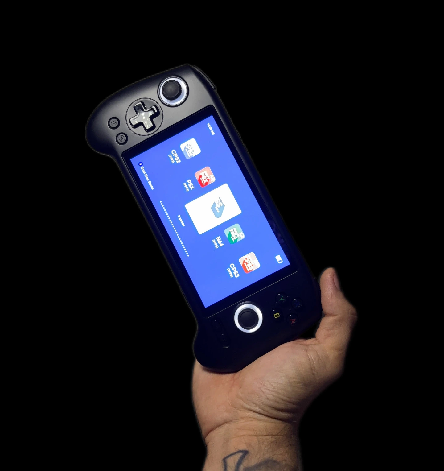 Consola Anbernic RG556 en mano mostrando pantalla y controles