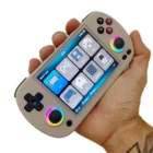 Consola retro portátil Anbernic RG40XXH gris en mano con pantalla grande