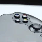 Anbernic RG Vita diseño trasero ergonómico con gatillos superiores y acabado premium