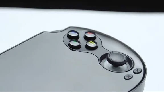 Anbernic RG Vita diseño trasero ergonómico con gatillos superiores y acabado premium